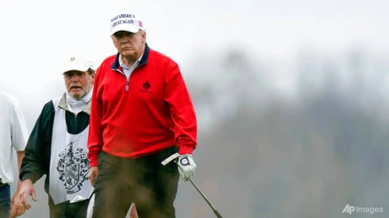 Presiden Donald Trump bermain golf di Trump National Golf Club di Sterling, Va., Sabtu, 21 November 2020. (Foto AP / Manuel Balce Ceneta)