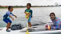 Menteri Kelautan dan Perikanan Susi Pudjiastuti sedang menikmati laut bersama kedua cucunya (Dok.Instagram/@susipujdiastuti15/https://www.instagram.com/p/ByjjBTXHADx/Komarudin)