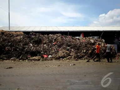 Sampah yang menggunung di Pasar Kramat Jati, Jakarta, Kamis (8/1/2015). (Liputan6.com/Faizal Fanani)