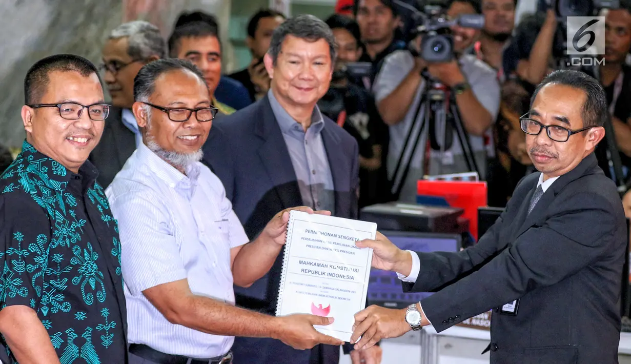 Tim hukum Prabowo-Sandi yang diketuai Bambang Widjojanto (tengah) mendaftarkan gugatan sengketa hasil Pilpres 2019 di Mahkamah Konstitusi, Jakarta, Jumat, (24/5/2019). Tim Hukum Prabowo-Sandiaga mengajukan 51 bukti dokumen dan saksi. (Liputan6.com/Johan Tallo)
