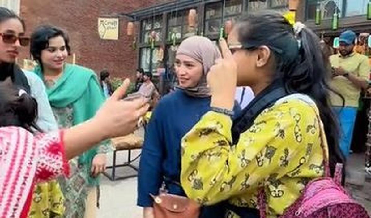 "Yang mau merasakan sensasi jadi artis, coba main-main ke Pakistan," tulis keterangan unggahan.