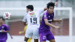 Gelandang Bali United, Rizky Pellu (kiri) berduel udara dengan gelandang Persita Tangerang, Adittia Gigis dalam laga matchday ke-3 Grup D Piala Menpora 2021 di Stadion Maguwoharjo, Sleman, Jumat (2/4/2021). (Bola.com/M Iqbal Ichsan)