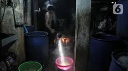 Perajin memproduksi tempe di industri rumahan kawasan Sunter Jaya, Tanjung Priok, Jakarta, Kamis (13/1/2022). Harga kedelai impor naik dari Rp 10.000 per kilogram menjadi Rp 12.500. (merdeka.com/Iqbal S. Nugroho)