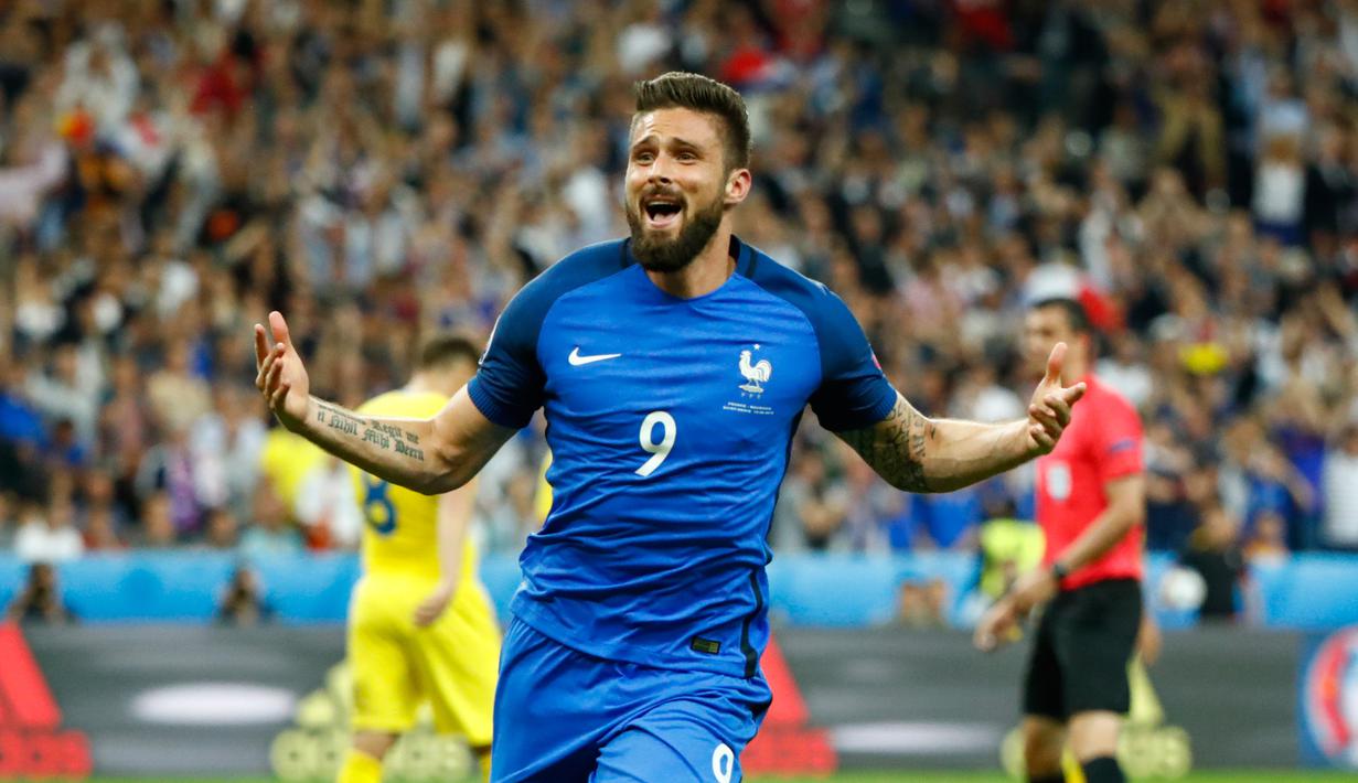 Pemain Prancis, Olivier Giroud melakukan selebrasi usai mencetak gol perdana saat melawan Rumania di Euro 2016, Stade de France, Prancis (11/6). Prancis menang dengan skor 2-1. (Reuters/ Christian Hartmann)