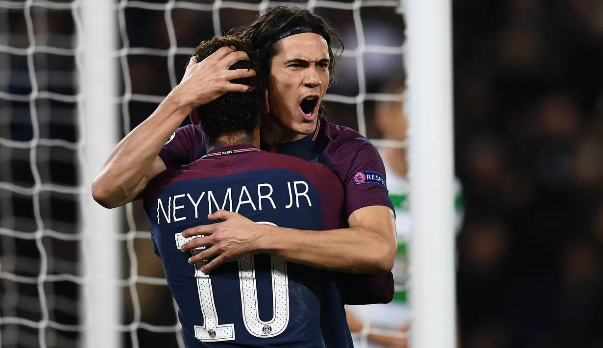 Pemain Paris Saint-Germain, Edinson Cavani dan rekan setimnya, Neymar merayak gol gawang Celtic dalam lanjutan fase grup Liga Champions di Parc des Princes, Kamis (23/11). PSG meraih kemenangan telak dengan skor 7-1. (FRANCK FIFE / AFP)