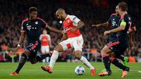 Gelandang Arsenal, Theo Walcott (kedua kiri) berusaha melewati tiga pemain Muenchen pada pertandingan liga Champions di Emirates Stadium, London, Inggris  (20/10/15). Arsenal menang atas Muenchen dengan skor 2-0. (Reuters/Tony O'Brien)