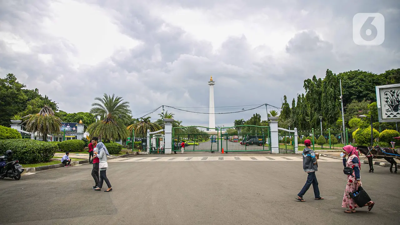 Meski Ditutup, Warga Asyik Foto-Foto saat Libur Tahun Baru di Monas