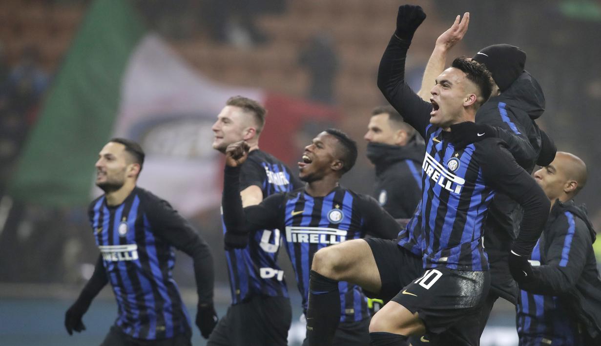 Striker Inter Milan, Lautaro Martinez, bersama rekannya melakukan selebrasi usai mengalahkan Napoli pada laga Serie A di Stadion San Siro, Rabu (26/12). Inter Milan menang 1-0 atas Napoli. (AP/Luca Bruno)