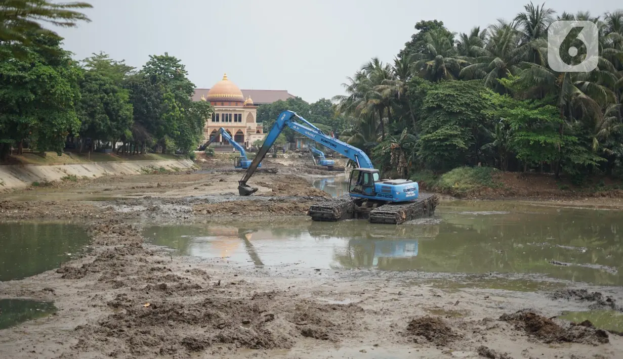 Petugas Sudin Sumber Daya Air (SDA) menggunakan alat berat untuk mengeruk lumpur yang mengendap di Setu Mangga Bolong, Jagakarsa, Jakarta, Rabu (2/9/2020). Pengerukan untuk meningkatkan fungsi setu sebagai tangkapan air, pengendali banjir dan penambahan daya tampung. (Liputan6.com/Immanuel Antonius)
