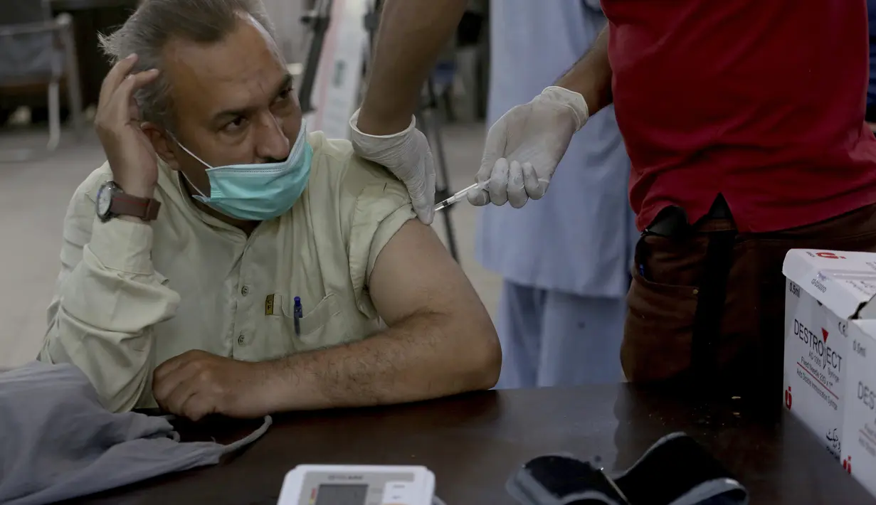 Petugas kesehatan menyuntikkan vaksin virus Corona Sinopharm kepada seorang pria lanjut usia (lansia) di pusat vaksinasi di Karachi, Pakistan, Rabu (10/3/2021). Pakistan telah mulai memvaksinasi orang yang berusia 60 tahun ke atas untuk melindungi mereka dari COVID-19 (AP Photo/Fareed Khan)