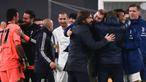 Para pemain Juventus dan manajer tim, Andrea Pirlo (tengah) merayakan kelolosan mereka ke partai final Coppa Italia 2020/21 usai bermain imbang 0-0 dengan Inter Milan dalam laga semifinal leg kedua di Juventus Stadium, Turin, Selasa (9/2/2021). (AFP/Marco Bertorello)