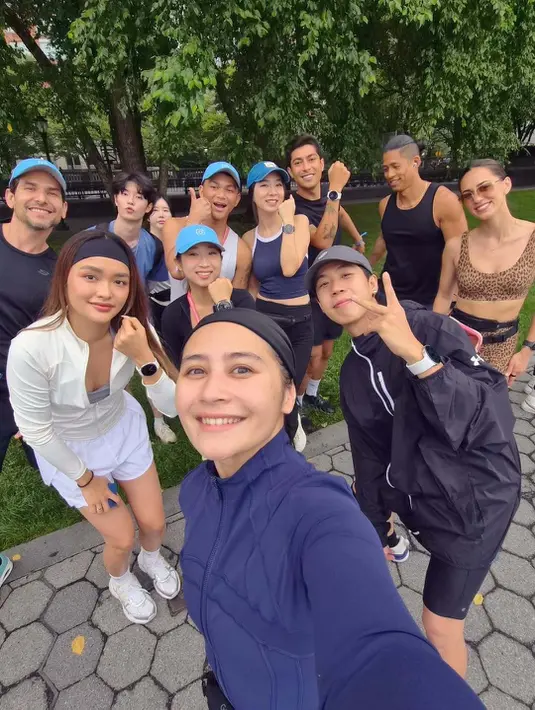 Prilly tampil sporty-chic dengan sports bra abu-abu yang dilapisi lightweight jacket warna navy, menciptakan look yang fungsional sekaligus stylish.