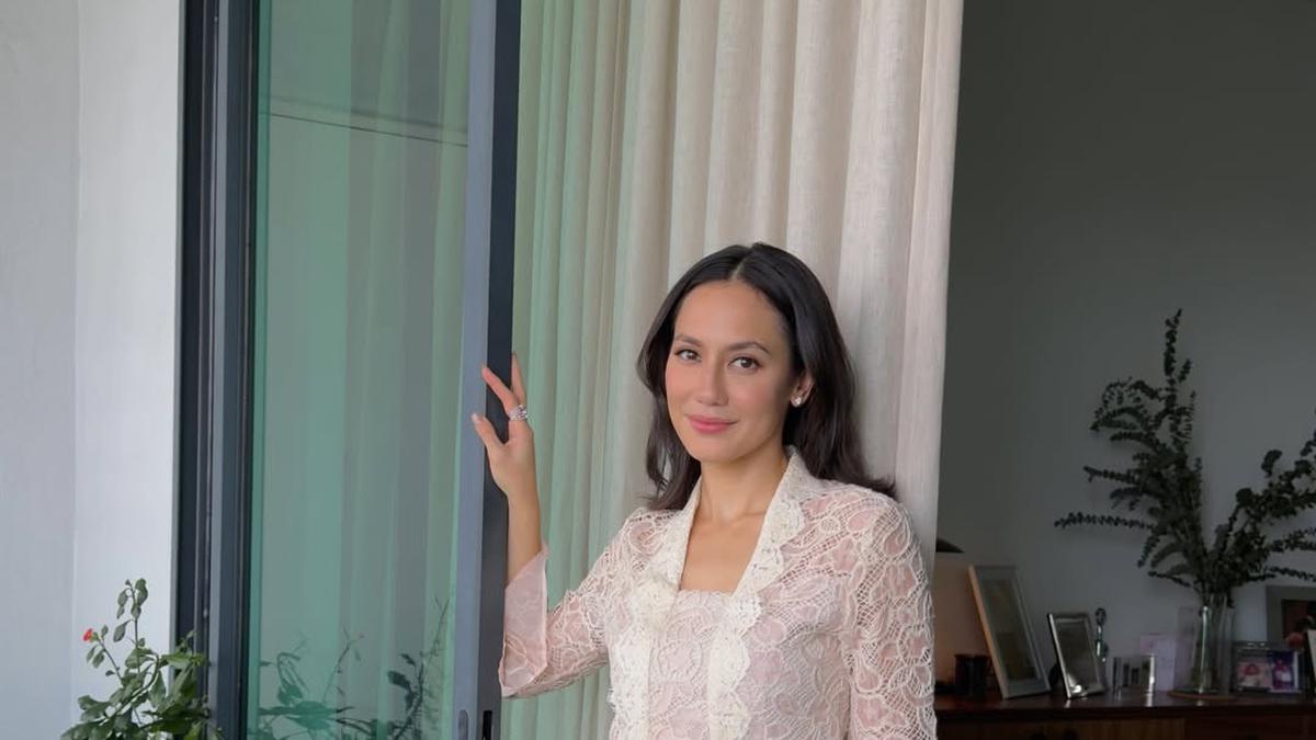 Lebaran di Malaysia, Pesona Pevita Pearce dalam Kebaya Kutubaru Peplum Bikin Jatuh Hati