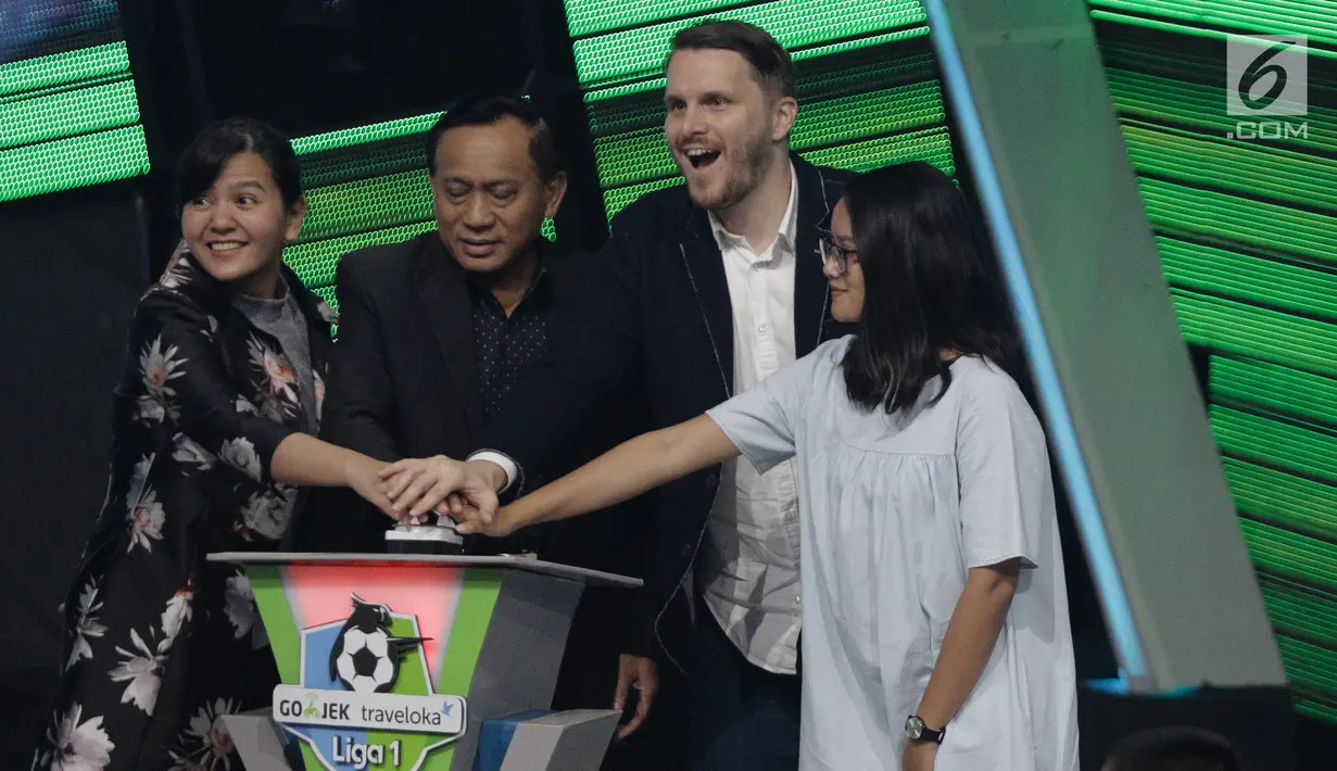 Sekjen PSSI Ratu Tisha (kiri), Dirut Indosiar Imam Sudjarwo (dua kiri), Chief Marketing Officer GO-JEK Piotr Jakubowski (dua kanan), serta perwakilan Bukalapak, Sherly (kanan) saat launching Liga 1 2018, Jakarta, Senin (19/3). (Liputan6.com/Faizal Fanani)