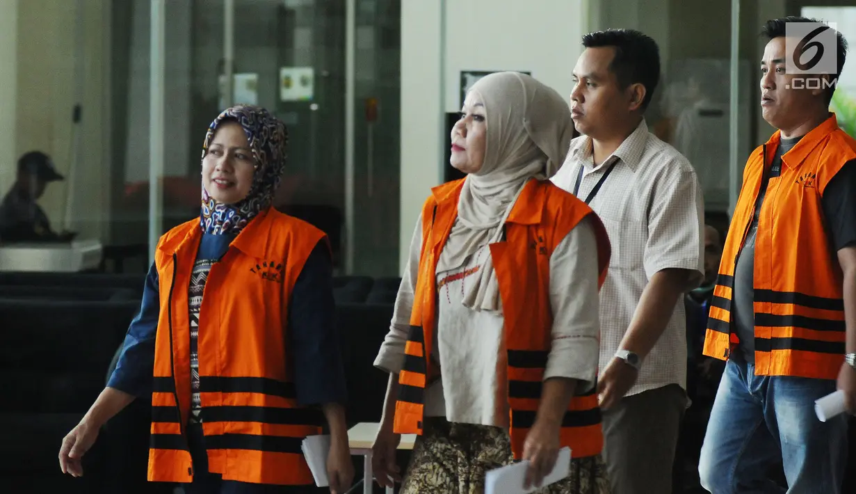 Hakim PN Tipikor Bengkulu nonaktif Dewi Suryana (kiri) bersama Syuhadatul Islamy (kanan) serta panitera pengganti, Hendra Kurniawan meninggalkan gedung KPK usai menjalani pemeriksaan lanjutan, Jakarta, Senin (25/9). (Liputan6.com/Helmi Fithriansyah)