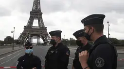 Petugas polisi Prancis mengamankan jembatan menuju Menara Eiffel di Paris, Rabu (23/9/2020). Polisi Paris telah memblokir daerah sekitar Menara Eiffel setelah ancaman bom telepon. (AP Photo / Michel Euler)