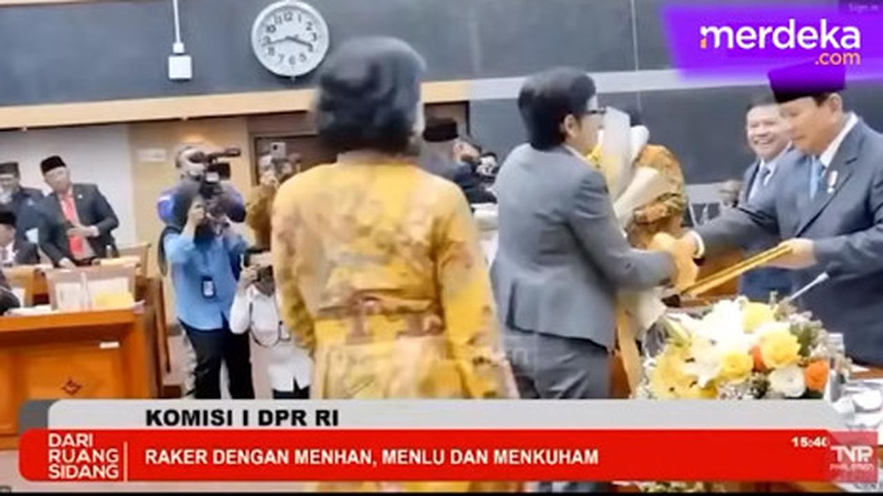 Aksi 'Romantis' Anggota DPR Cantik Bikin Prabowo Senyum Sumringah di DPR saat Diberikan Bunga