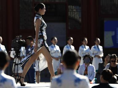 Model berjalan di atas catwalk membawakan busana cheongsam atau disebut qipao selama Festival Budaya Cheongsam Internasional Shenyang di Istana Kekaisaran Shenyang di Shenyang, provinsi Liaoning, China (19/9). (AFP Photo/Str/China Out)