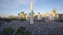 Ribuan suporter Argentina tumpah ruah di pusat kota Buenos Aires usai Lionel Messi cs berhasil menaklukkan Kroasia dan melaju partai final Piala Dunia 2022. (AP Photo/Victor R. Caivano)