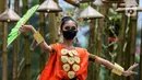 Penari menggelar tarian dan fashion show berlatar alam di Grand Smesco Hills Cisarua, Bogor, Minggu (11/4/2021). Tari yang akan ditampilkan adalah Tari Topeng Jigrik Ndat dari Betawi, Tari Legong Mesatya dari Bali, Tari Papua, Tari Bajidor Kahot dan Tari Kipas Pakarena (Liputan6.com/JohanTallo)