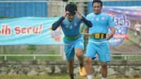 Asisten pelatih Arema FC, Kuncoro (belakang) saat ikut berlatih dengan tim karena minim jumlah pemain. (Bola.com/Iwan Setiawan)