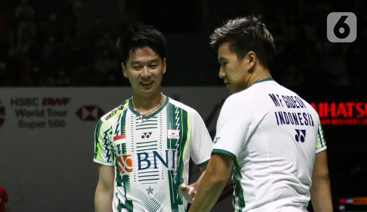 Pebulu tangkis ganda putra Indonesia, Marcus Fernaldi Gideon/Kevin Sanjaya Sukamulio saat bertanding melawan Supak Jomkoh/Kittinupong Kedren (Thailand) pada babak 16 besar Indonesia Masters 2022 di Istora Senayan, Jakarta, Kamis (9/6/2022). Kevin/Marcus unggul dan melaju ke babak berikutnya. (Liputan6.com/Helmi Fithriansyah)