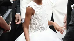 Saniyya Sidney menghadiri perhelatan film bergengsi Oscar 2017 di Dolby Theater, Los Angeles, Minggu (26/2). Aktris asal AS itu memilih gaun putih dari koleksi Spring/Summer 2017, yang diberi nama 'To Your Majesty'. (Matt Winkelmeyer/Getty Images/AFP)