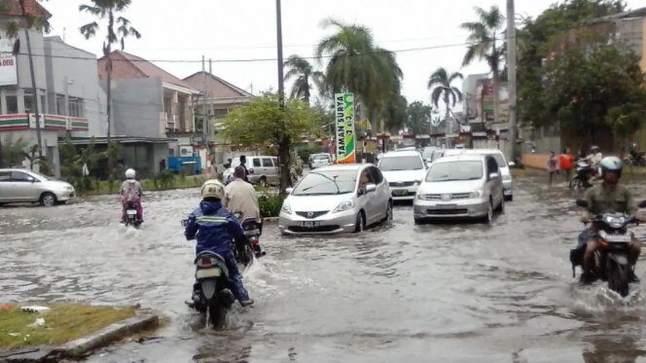 jalan-banjir-jakarta-140123b.jpg