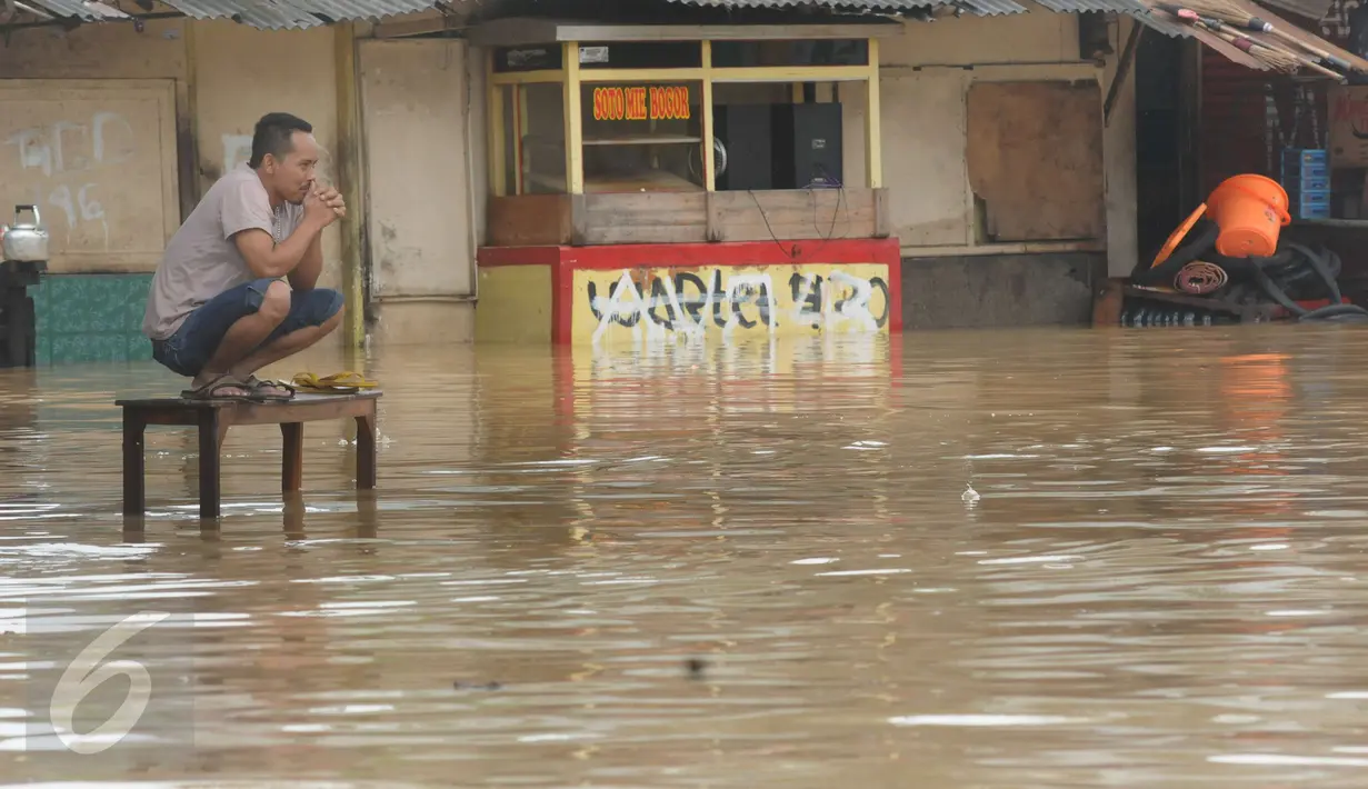 Warga terjebak banjir di jalan Merpati Raya kota,Tangerang Selatan, Selasa (21/2). Intensitas curah hujan yang tinggi di sertai buruknya Drainase menyebabkan banjir 50-100 cm di kawasan tersebut. (Liputan6.com/Helmi Afandi)