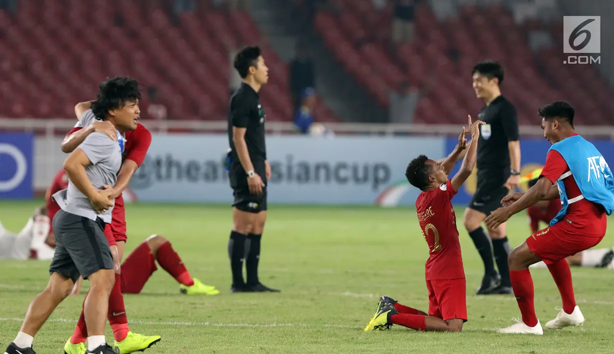 Pemain Timnas Indonesia U-19, Todd Rivaldo Ferre (ketiga kanan) berdoa merayakan kemenangan atas Uni Emirat Arab U-19 pada penyisihan Grup A Piala AFC U-19 2018 di Stadion GBK, Jakarta, Rabu (24/10). Indonesia unggul 1-0. (Liputan6.com/Helmi Fithriansyah)