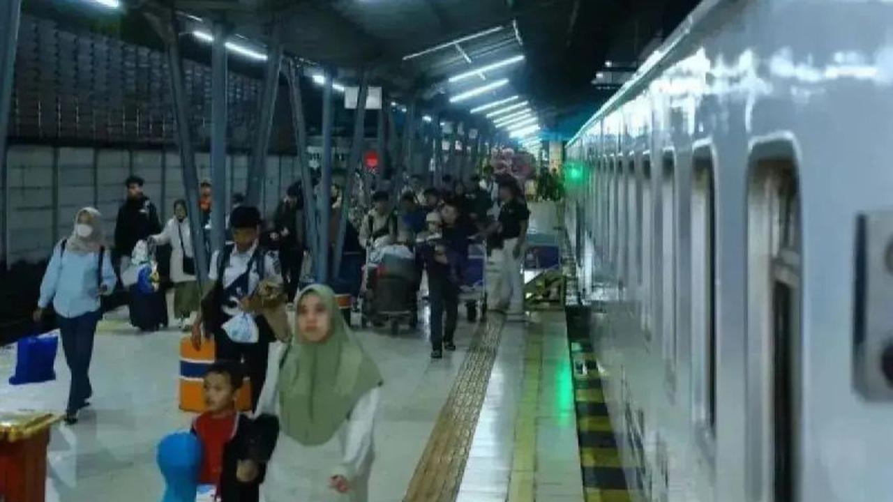 Stasiun Kertapati Padat: 1.296 Penumpang Penuhi Arus Balik Libur Hari Buruh 2026