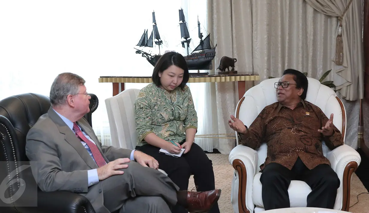 Wakil Ketua MPR Oesman Sapta (kanan) berbincang dengan Dubes Brasil untuk Indonesia Rubem Antonio Correa Barbosa, Jakarta, (28/3). Hal ini untuk menghindari monopoli impor daging sapi dari Australia. (Liputan6.com/Angga Yuniar)