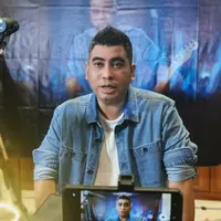 Rio Adiwardhana baru saja mengeluarkan single berjudul Kau dan Dia.