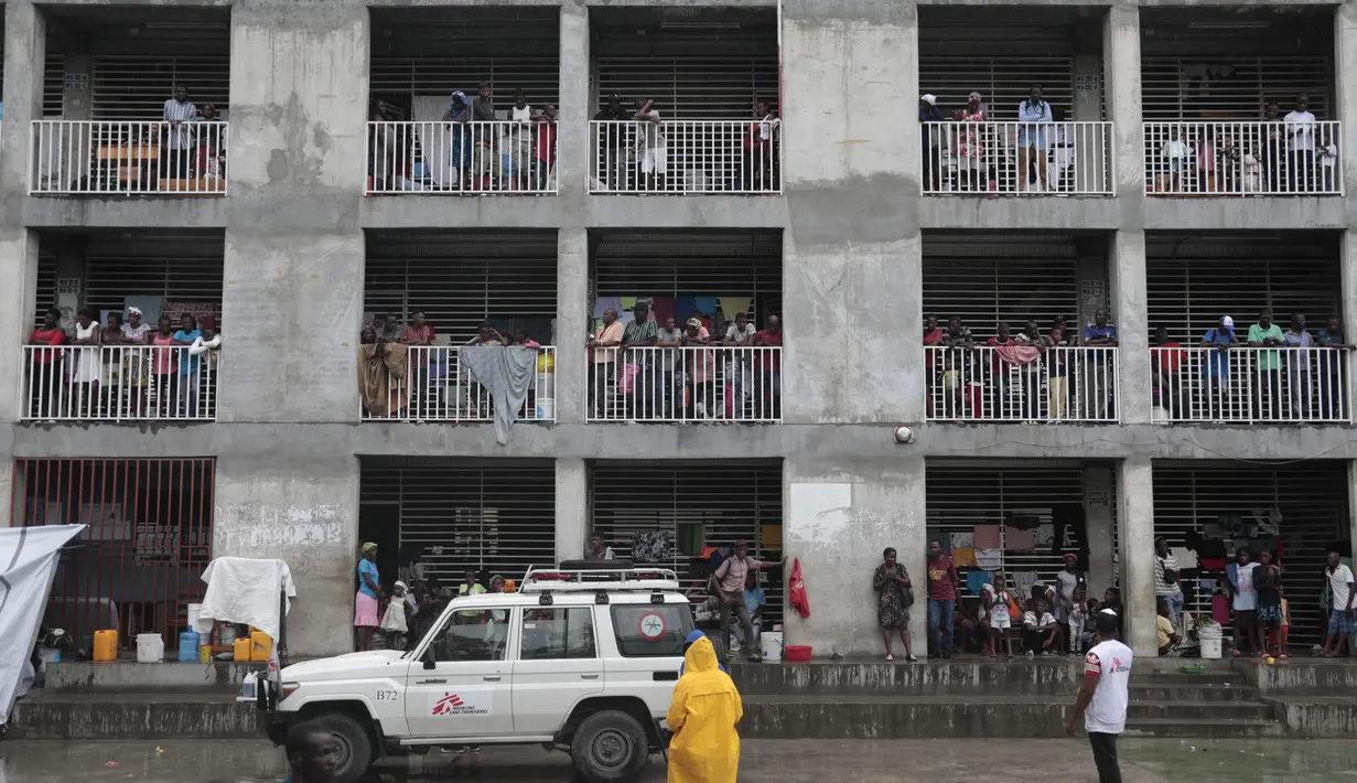 Pengungsi melihat ke halaman dalam sekolah tempat mereka berlindung akibat kekerasan geng, saat hujan akibat Badai Tropis Franklin di Port-au-Prince, Haiti, Rabu, 23 Agustus 2023. (AP Photo/ Odelyn Joseph)