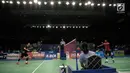 Pertandingan antara Prannoy HS (India) melawan Chen Long (China) di babak perempat final Indonesia Open 2017 di Plenary Hall, JCC, Senayan, Jakarta, Jumat (16/6). (Liputan6.com/Faizal Fanani) 