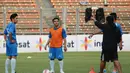 Ibnu Jamil (kiri) dan Judika menyimak serius arahan pelatih Indonesia All Star, Benny Dollo saat berlatih di stadion GBK Jakarta, (1/6/2014). (Liputan6.com/Helmi Fithriansyah)