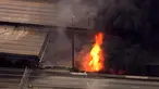 Kebakaran hebat yang terjadi di kolong jembatan layang Interstate-85 di Atlanta, Negara Bagian Georgia, Amerika Serikat (AS), menyebabkan ruas jalan tol itu runtuh, Kamis (30/3). Jembatan layang itu dikenal sebagai jalur tersibuk di AS. (WSB-TV via AP)