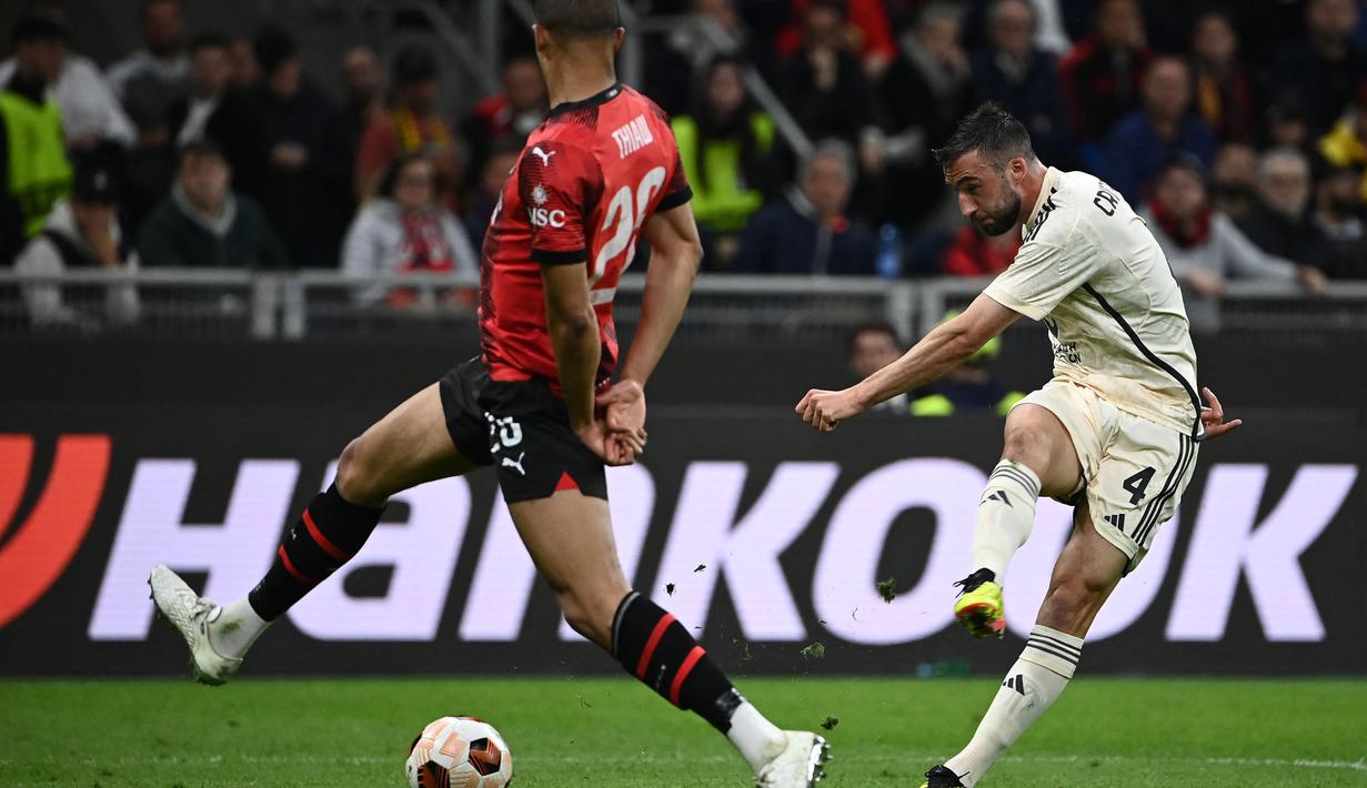Di babak kedua, AC Milan mengubah pola permainan. AC Milan tampil menekan dan berusaha membongkar pertahanan AS Roma. (Isabella BONOTTO/AFP)