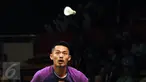 Pebulutangkis unggulan kelima, Lin Dan (Tiongkok) melihat bola saat Sattawat Pongnairat (USA) di Total BWF Championships 2015 di Jakarta, Selasa (11/8/2015). Lin Dan unggul 21-8, 21-11 atas Sattawat Pongnairat. (Liputan6.com/Helmi Fithriansyah)