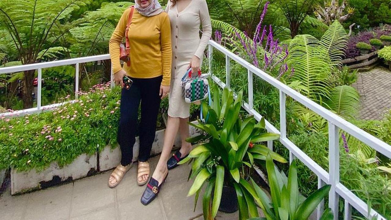 Luput Dari Sorotan, Ini Potret Ibunda Hilda Vitria yang Cantik dan Awet Muda