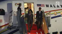 PM Malaysia Mahathir Mohamad tiba di Bandara Halim Perdanakusuma, Jakarta, Kamis (28/6). Ini adalah kunjungan bilateral Mahathir Mohamad yang pertama setelah menjadi PM Malaysia untuk kedua kalinya pada 10 Mei 2018. (Liputan6.com/Angga Yuniar)