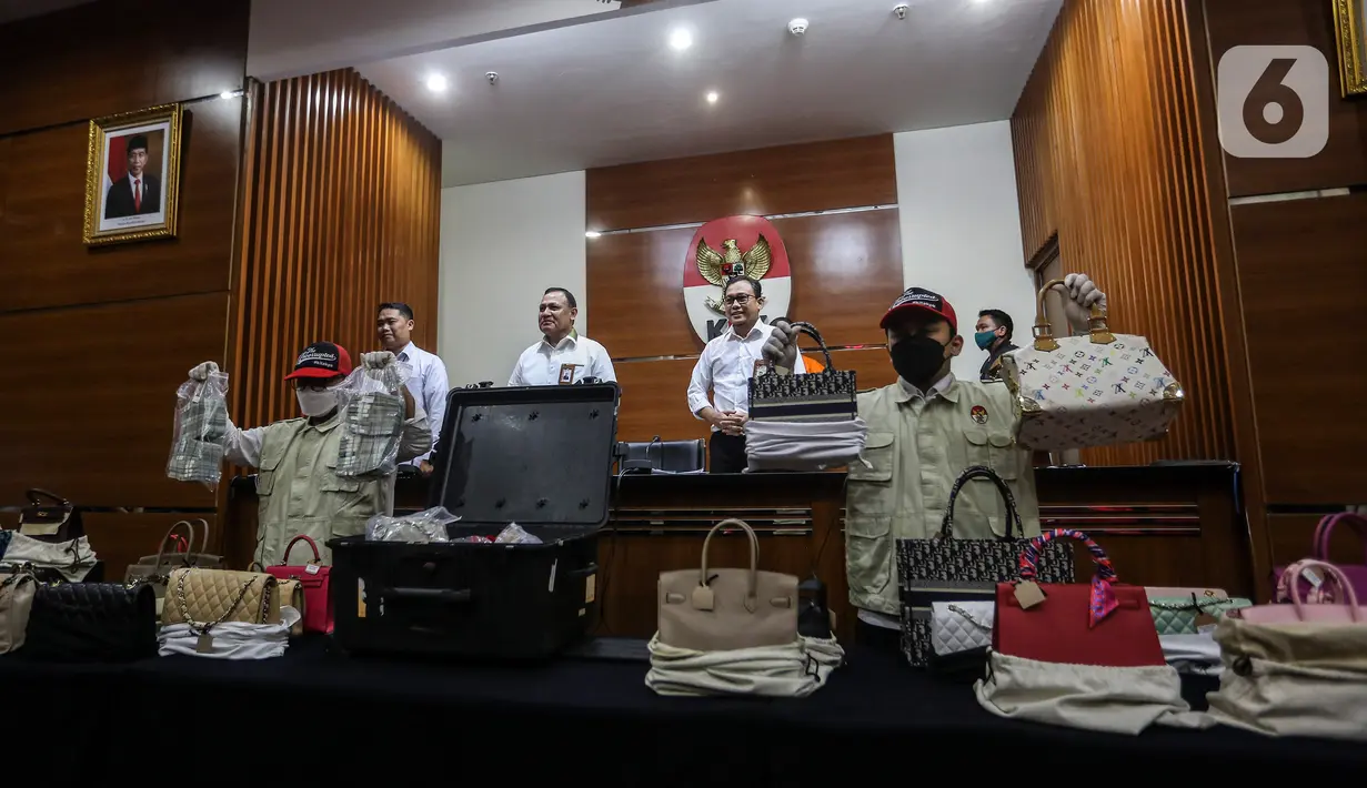 KPK memajang berbagai aset mewah milik mantan Pejabat Direktorat Jenderal Pajak (DJP) Kementerian Keuangan (Kemenkeu), Rafael Alun Trisambodo saat konferensi pers di Gedung Merah Putih KPK, Jakarta, Senin (3/4/2023). (Liputan6.com/Johan Tallo)