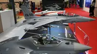 (Depan ke belakang) Model skala pesawat tempur KF-21 yang sedang dalam pengembangan, pesawat tempur ringan FA-50, pesawat latih KT-1 dan pesawat lain yang diproduksi oleh Korea Aerospace Industries (KAI) dipamerkan pada Singapore Airshow 2022, Singapura, Selasa (15/2/2022). (ROSLAN RAHMAN/AFP)