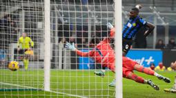 Inter Milan kembali merebut posisi puncak klasemen usai menang besar 4-0 atas Udinese. Gol Inter dicetak oleh Hakan Calhanoglu, Federico Dimarco, Marcus Thuram, dan Lautaro Martinez. (AP Photo/Antonio Calanni)