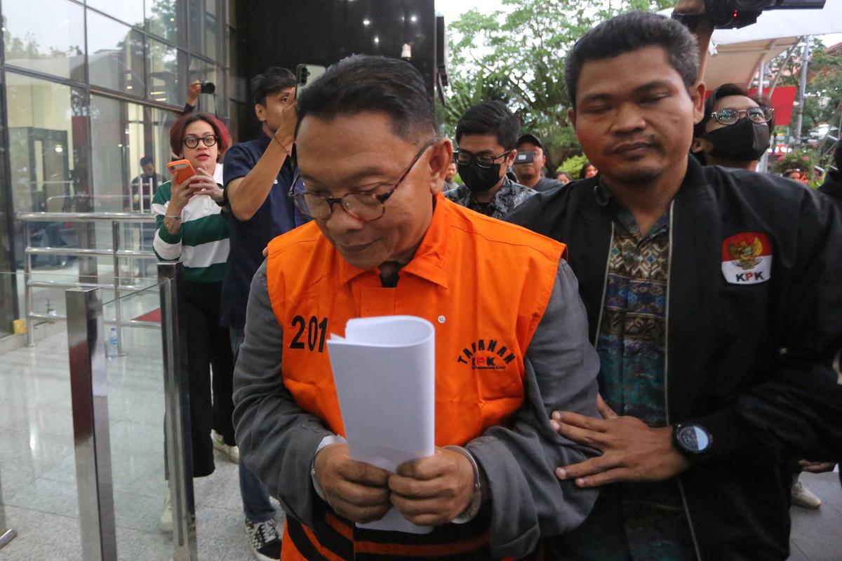 Delapan Tersangka Kasus HGB Keluar Gedung KPK