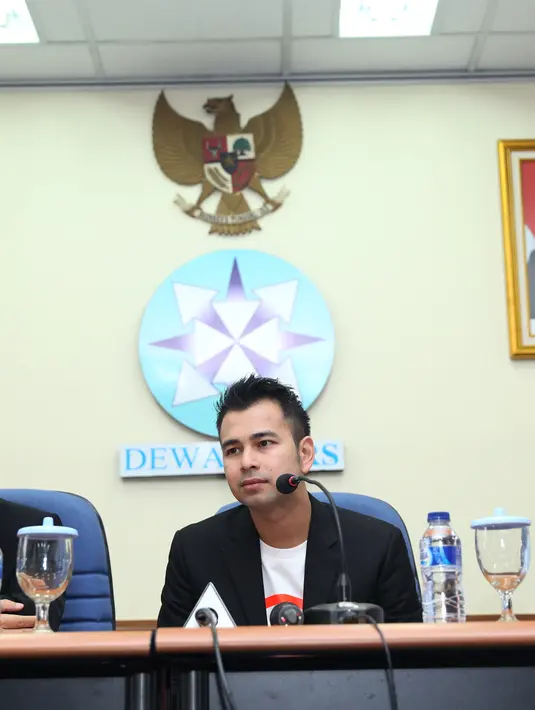 Raffi Ahmad dilaporkan oleh Sutrisno Bunyil atas dugaan melakukan fitnah, pencemaran nama baik melalui media elektronik. Laporan tersebut dilakukan Sutrisno ke Polda Metro Jaya pada Senin (9/11/2015). (Andy Masela/Bintang.com)