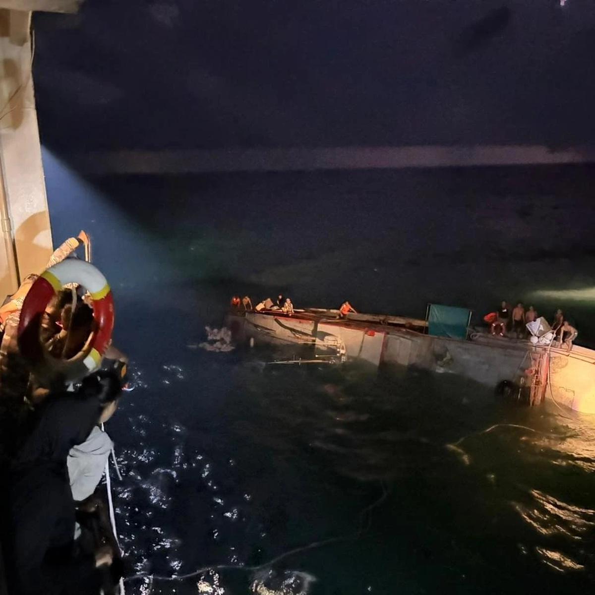 Evakuasi ABK Kapal Terbalik di Laut Arafuru