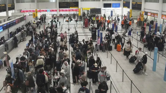 Suasana Bandara Gatwick London Pasca Insiden Jatuhnya Pesawat Air India di Permukiman Ahmedabad