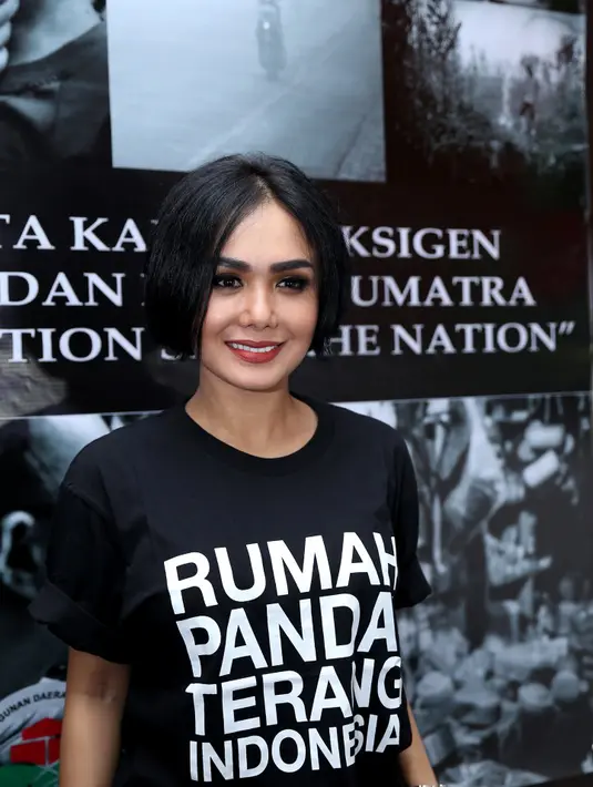 Diakuinya tak mudah menjadi single parents. Apalagi ia mempunyai kesibukan yang banyak, namun Yuni Shara tidak mau kehilangan proses tumbuh kembang anaknya. (Andy Masela/Bintang.com)