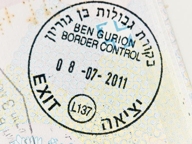 Cap dari petugas perbatasan Israel dapat memberi Anda masalah besar di sejumlah negara. (iStock)